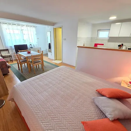 In Mit Terrasse By Interhome شقة